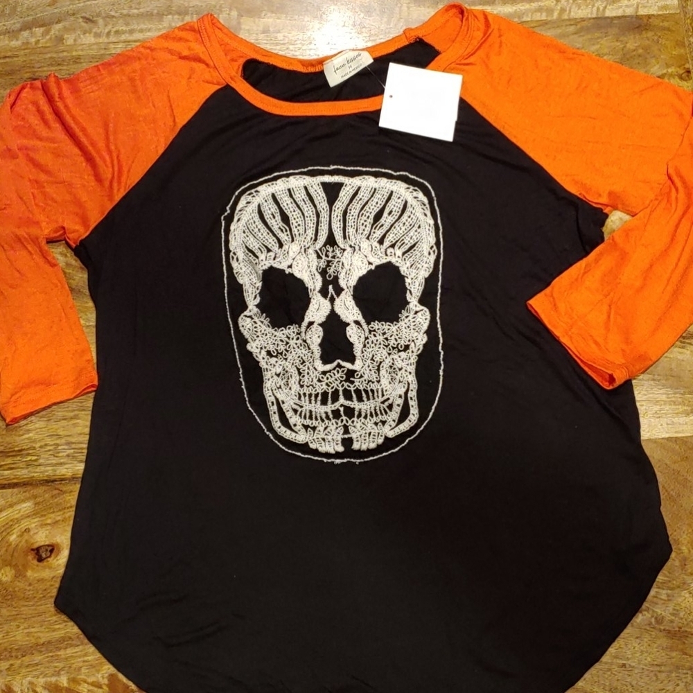 NWT Halloween shirt with skull size medium.